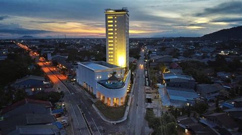 MAHKOTA HOTEL SINGKAWANG - Hotel Reviews, Photos, Rate Comparison ...