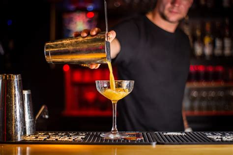 How to Write a Bartender Job Description (Duties, Responsibilities)
