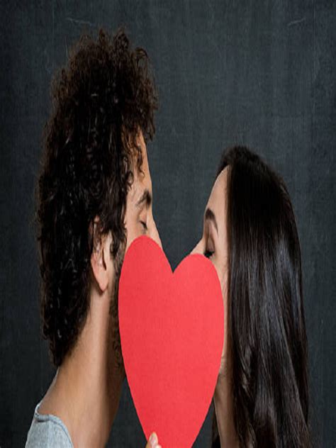 Kiss in Periods: पीरियड्स में किस करना है कितना सही? | Times Now Navbharat