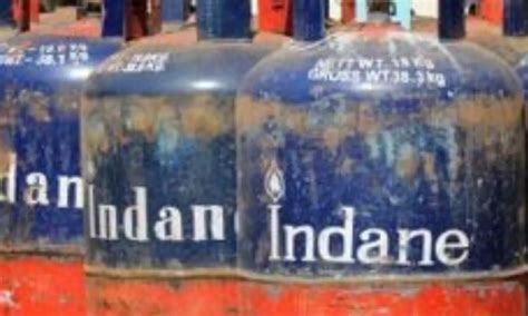 Price of 19 kg LPG commercial cylinder cut by Rs 31, now costs Rs 1,809 ...