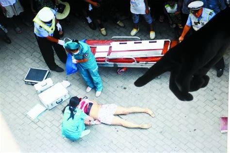 女子被当街捅死 众人用自行车板凳制伏凶手(图)|闹市杀人|凶手|制伏_新浪新闻