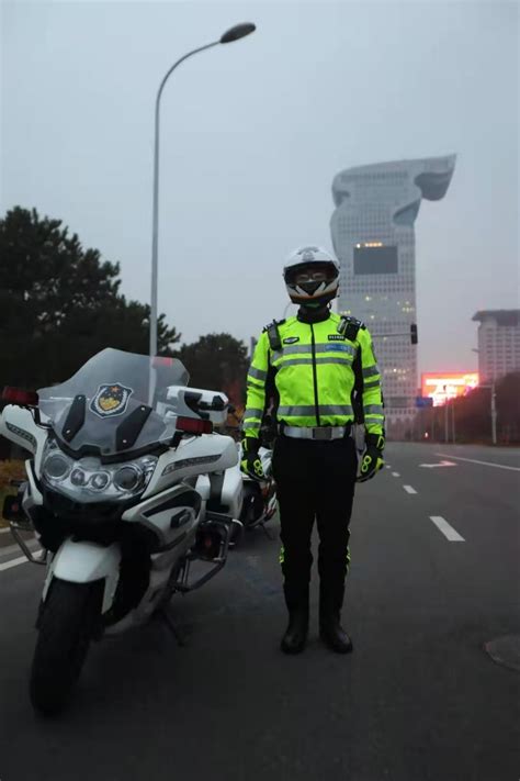 帅气！北京铁骑交警正式着新式警用骑行服亮相_京报网