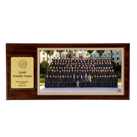 Modelo 1 - Foto 11x20" con placa dorada y base café – Manuel Gallardo