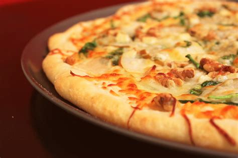 Swavory Stuff: Pear Gorgonzola Pizza