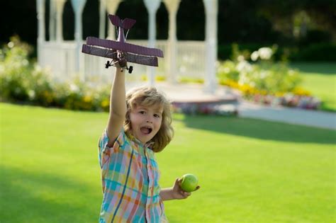 Conceito de imaginação de sonho de infância Aviador piloto infantil com ...
