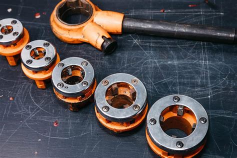 Using a Threader to Cut Left Hand Threads On Pipe 的图像结果