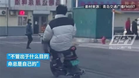男子马路中央骑车，“蛇形走位”吓坏周围司机_凤凰网视频_凤凰网