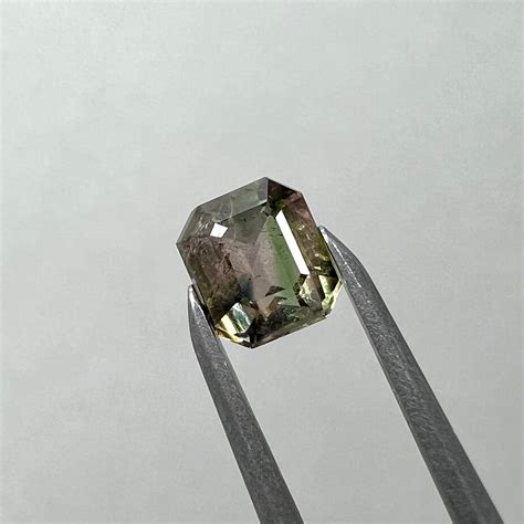 0.38ct グリーンもブルーも入ってるアキシナイト ルース | Bleu Roi