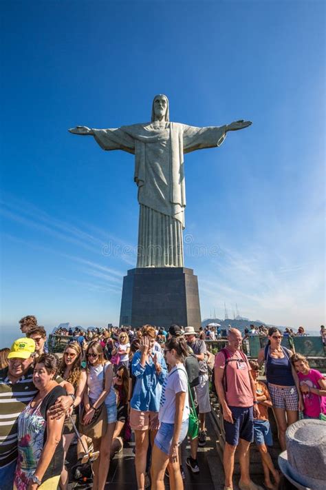 Multitud De Turistas En La Estatua Del Cristo Redentor En Un Caluroso ...