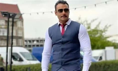 స్టార్ హీరోపై చెప్పులు విసిరారు.. చిత్ర పరిశ్రమ తీవ్ర ఆగ్రహం | Slipper ...