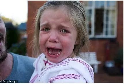 女儿第一天上学，小女孩自己没哭，不料妈妈却坐在地上哭_腾讯视频
