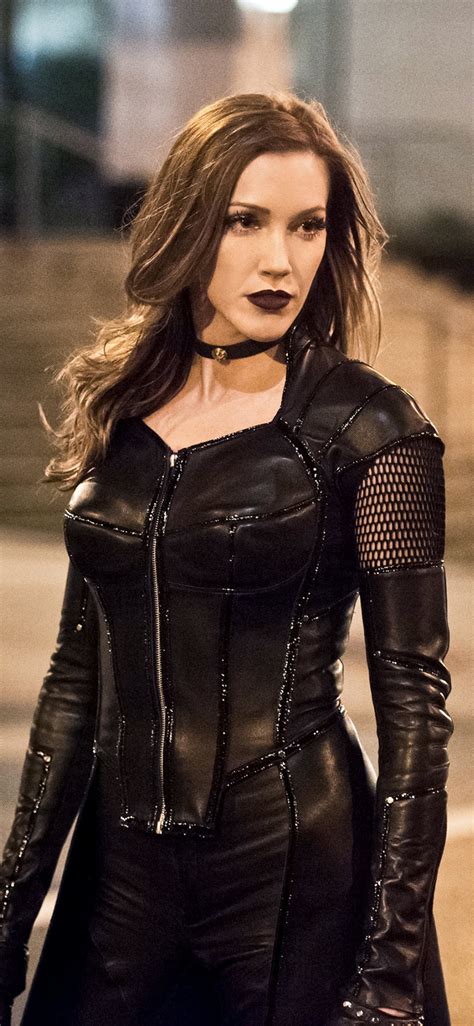 Katie Cassidy Canario Negro