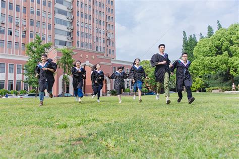 毕业季穿学士服的学生在奔跑高清图片下载-正版图片500392104-摄图网