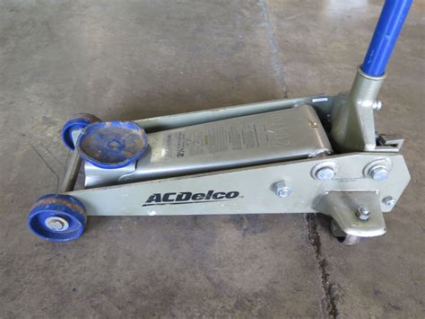 AC Delco 2 1/4 ton (4500 Lbs) Garage Jack. - Oahu Auctions