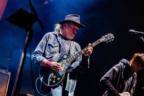 neil young and the chrome hearts - Love Earth's concert in Bend, OR Sep ...