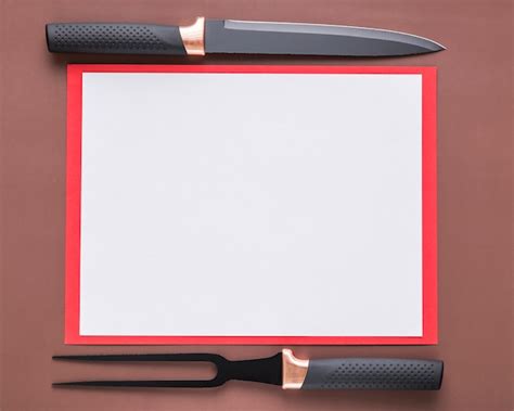 Vue de dessus du papier de menu vierge avec couteau et fourchette ...