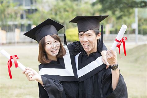 人,教育,学校,毕业学的快乐的亚洲轻女学生与文凭卷轴庆祝家高清图片下载-正版图片300588295-摄图网