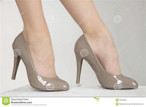 图文：钢管舞美女回应挑逗说 穿高跟鞋示范-搜狐体育