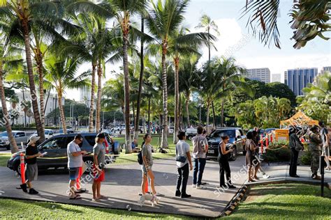 Line of People Voting 的图像结果