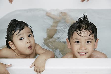 两个小朋友在浴缸里洗澡高清图片下载-正版图片502055848-摄图网