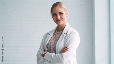 Business Women Facebook Profile Picture 的图像结果