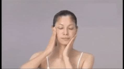 Diese japanische Gesichtsmassage lässt dich 10 Jahre jünger aussehen ...
