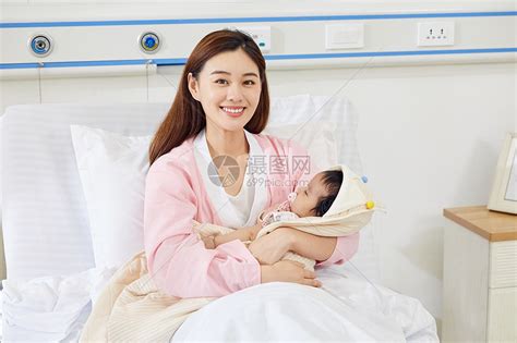 医院病床上妈妈抱着宝宝高清图片下载-正版图片501700345-摄图网