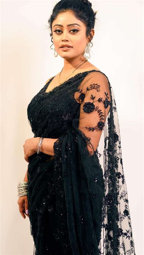 5 Glorious Saree Blouse Designs For Young Moms Ft. Parampara Tandon