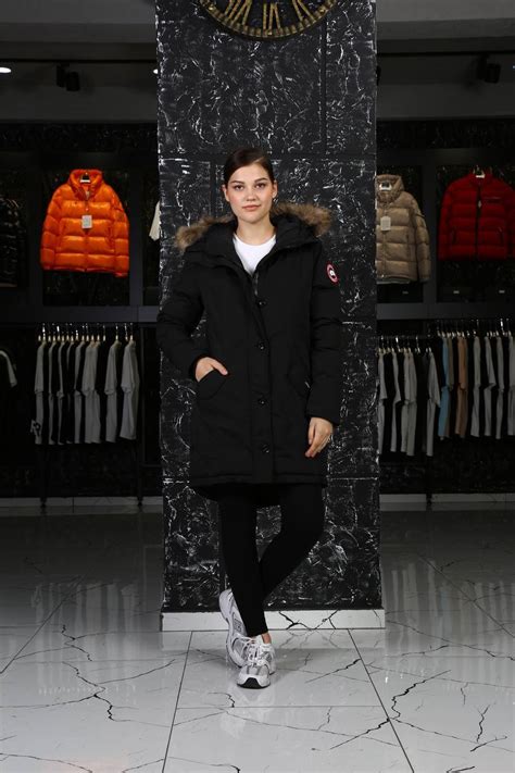 canada goose mont siyah kapusonlu tilki tuyu