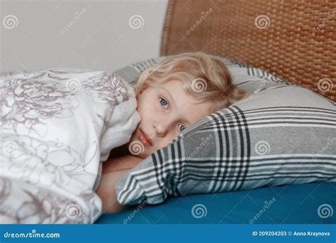 躺在床上枕头上的沉闷悲伤的白种金发小女孩. 睁着眼睛做梦的孩子. 库存图片 - 图片 包括有 坦率, 早晨: 209204203