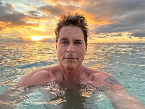 Rob Lowe celebrates 33 years of sobriety with shirtless selfie