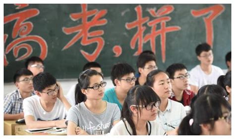 高考首场语文考试结束 南京考生走出考场
