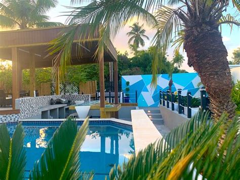 Fabulous location and updated new rooms! Great pool and fun bar ...