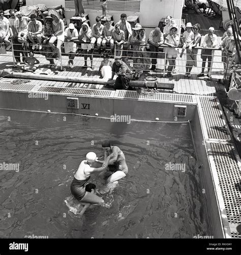 Chicken fight pool hi-res stock photography and images - Alamy