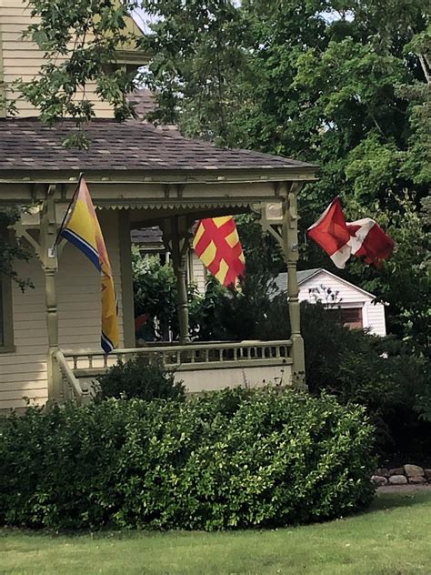 Which flag is better for the Kingdom of Quebec? (Tear In The Rain) : r/AlternateHistory