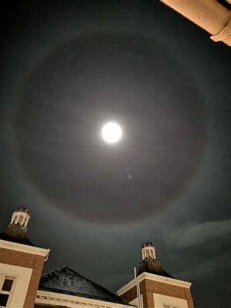 Ring around moon | Scrolller