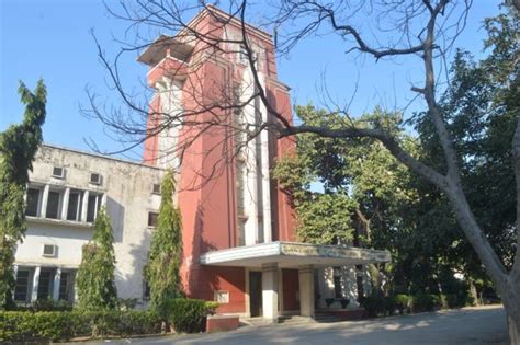 फंड्स की कमी से सेंट्रल लाइब्रेरी की हालत खस्ता