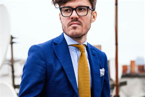 corbata amarilla y azul