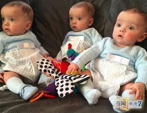 未婚女子生三个一模一样的双胞胎兄弟，表情、神态逆天同步！_科技_中国网