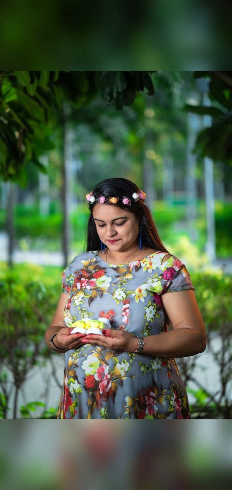 Best maternity shoot poses For Photography Idea _MARUTI PHOTO STUDIO