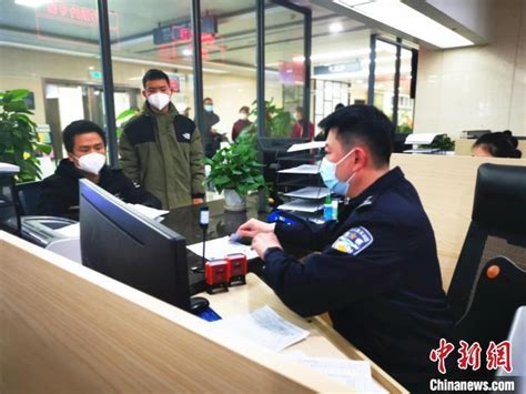广西迎来出入境办证高峰 部门推动便民服务提档升级_腾讯新闻