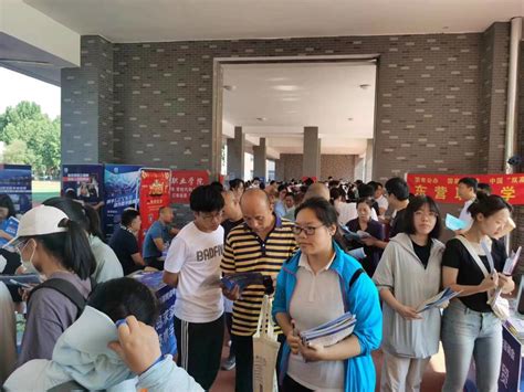 7月16日，山东（淄博）高考招生咨询会高职（专科）场在淄博五中举行。来自全省多个院校的招办老师正现场接受考生和家长的咨询。
