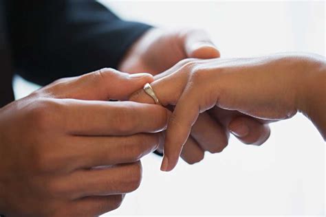 情侣戒指戴哪个手指 分享情侣戒指的戴法和意义 – 我爱钻石网官网