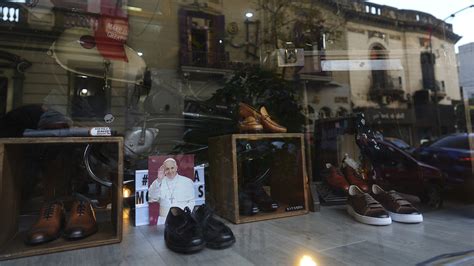 Papa Francisco eligió la sencillez, como los zapatos que compraba en ...