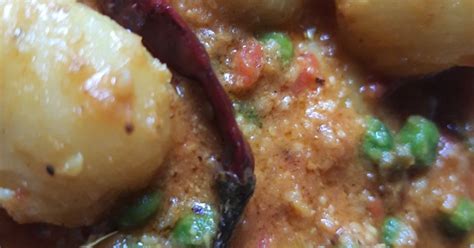 Roopkotha Biswas দ্বারা নিরামিষ আলুর দম (Niramish Aloor Dum Recipe In ...