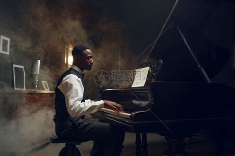 黑人音乐家在表演弹钢琴高清图片下载-正版图片302543961-摄图网