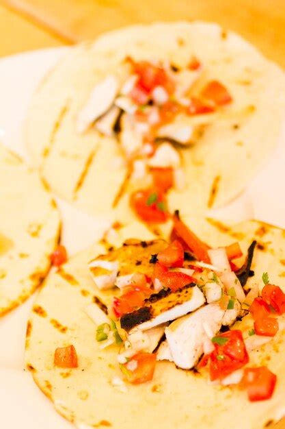 Homemde chicken fajitas on a white plate. | Premium Photo