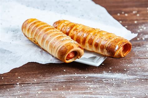 Fresh tasty sausage rolls on plate | Premium Photo