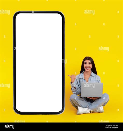 Happy Lady Using Computer 的图像结果