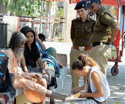 कर्मयोग की अनूठी साधना कर रहीं दक्षिण अफ्रीका से आई पैमिला - Pamila ...